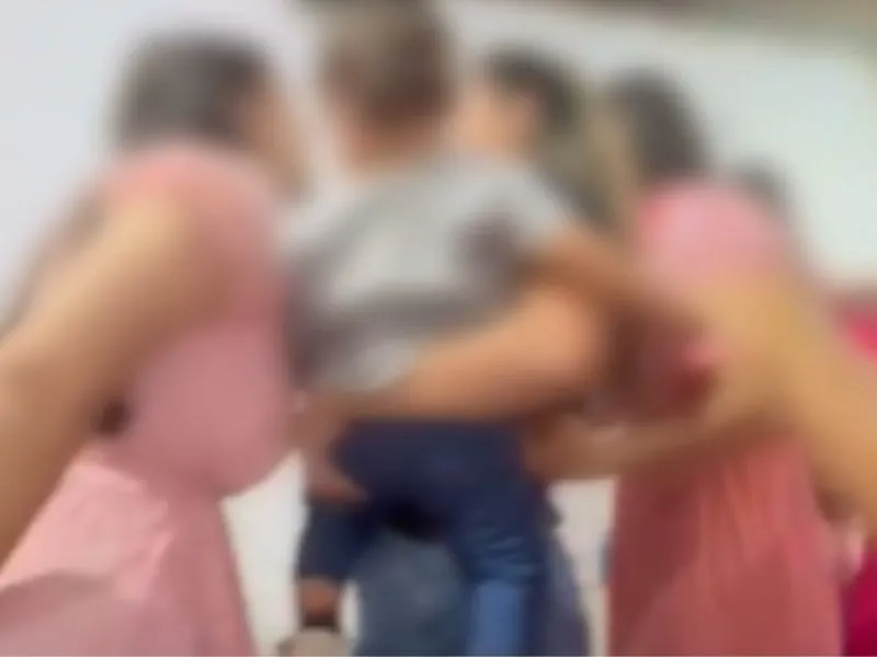 Mulher interrompe culto em Manaus e acusa pastor de ser pai de seu filho