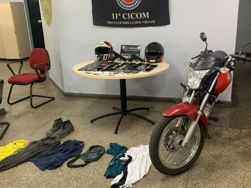 Polícia prende homem, recupera moto roubada e apreende 26 celulares no bairro Coroado
