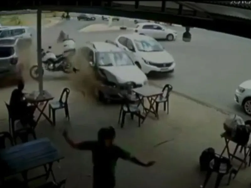 Carro desgovernado invade sorveteria; clientes escapam por pouco