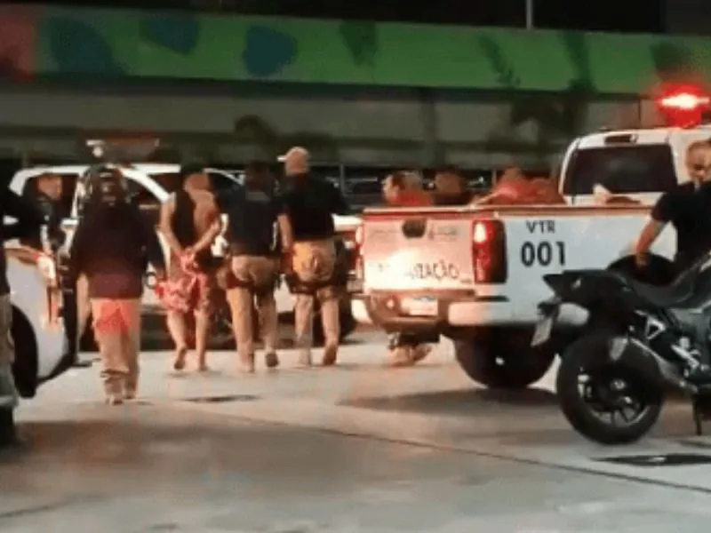 Motociclista sem capacete é preso após tentar fugir e agredir autoridades durante fiscalização em Manaus