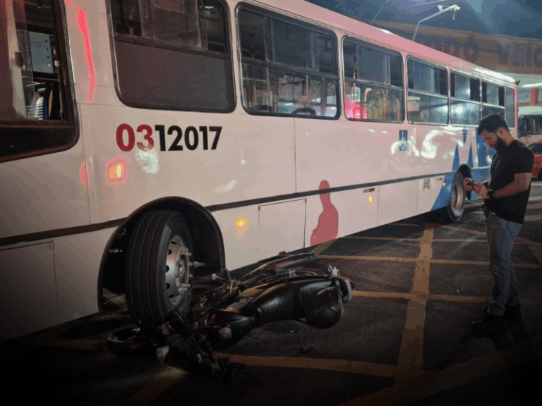 Motociclista fica ferido após moto parar embaixo de ônibus na Avenida Mário Ypiranga