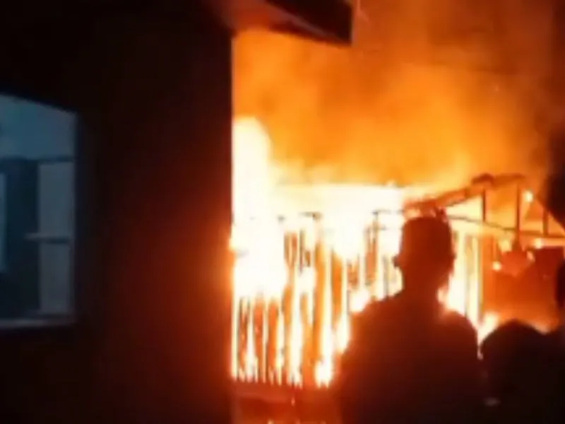 Incêndio destrói casa e deixa mãe e cinco filhos desabrigados em comunidade de Carauari