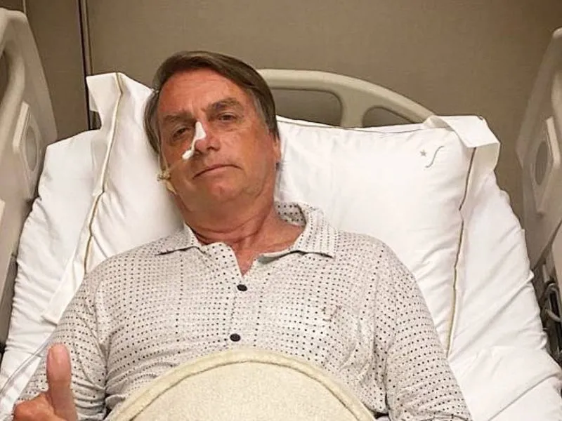 Bolsonaro volta a passa mal com soluços e vômitos e médico é chamado