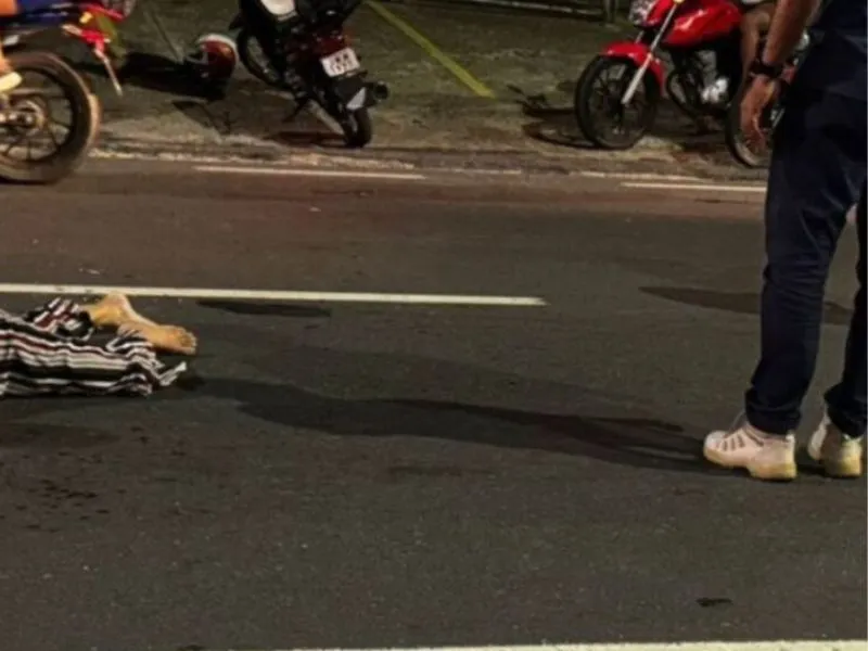 Mulher fica ferida após colisão entre carro e moto em Manaus