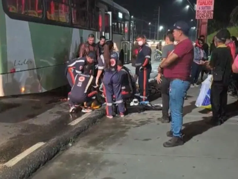 Mulher tem perna esmagada em acidente entre moto e ônibus na Torquato Tapajós