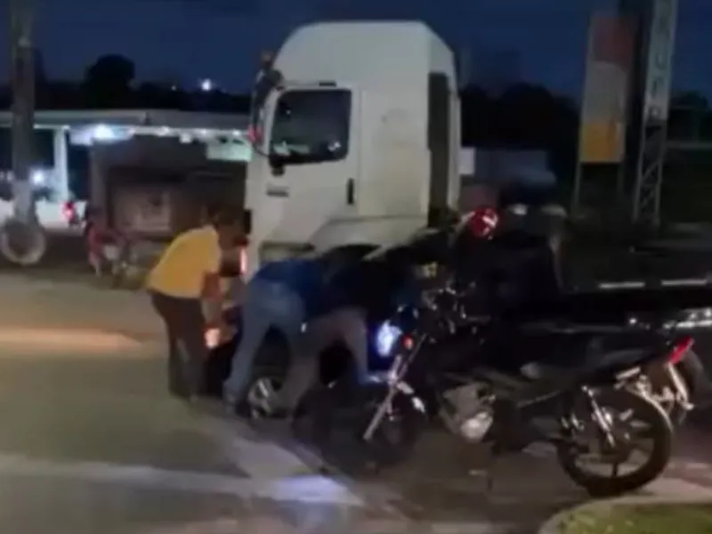 Carro cai em bueiro aberto e fica preso na rotatória da Suframa, em Manaus